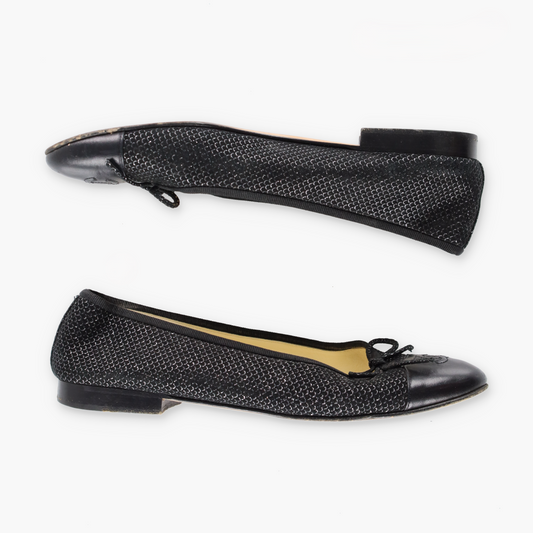 CHANEL Signature 'CC' Logo Black & Silver Italian Made Ballet Flats (38.5)