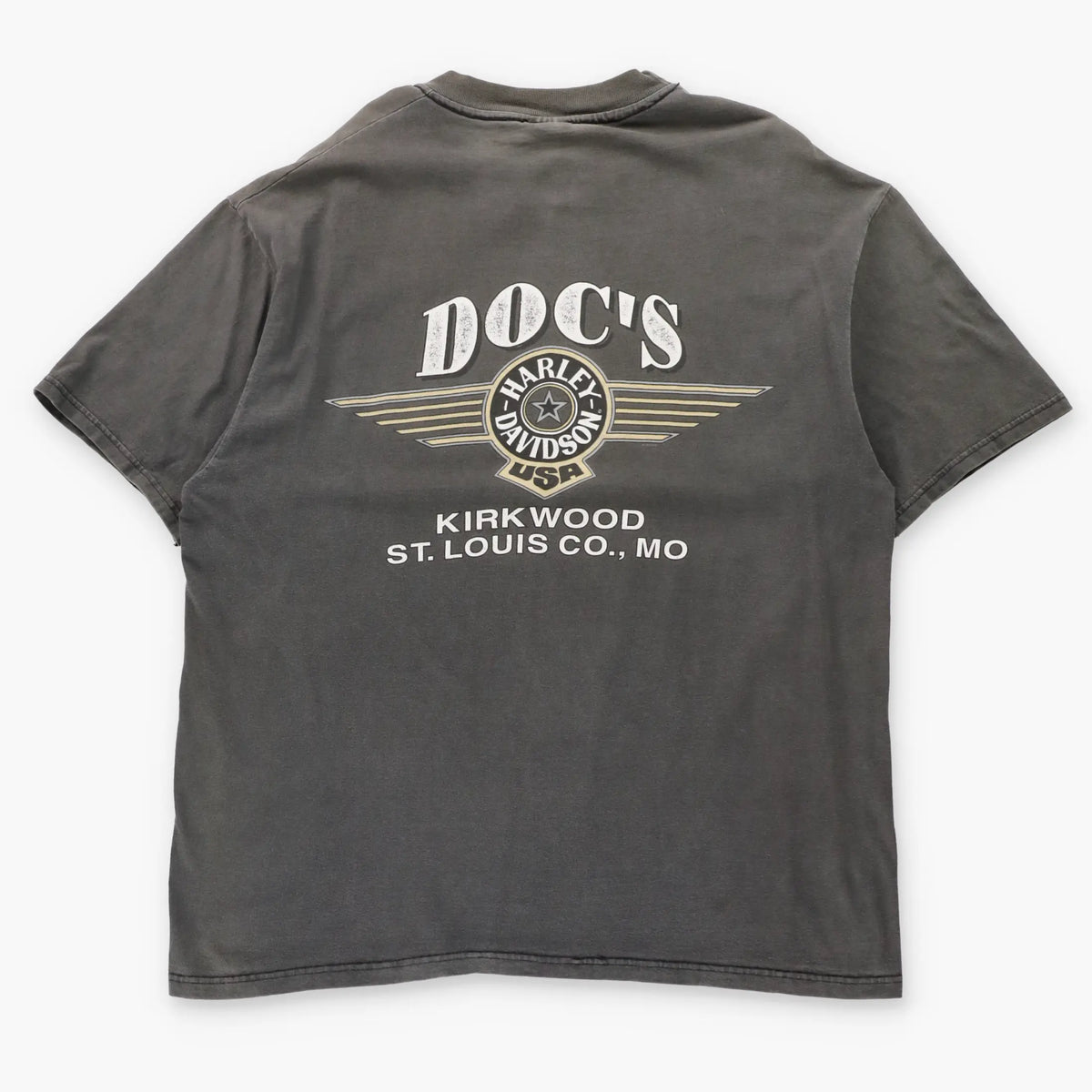 Vintage HARLEY DAVIDSON "Harley" Metal Badge Graphic Doc's Missouri USA Made Motorcycle Tee (XL)