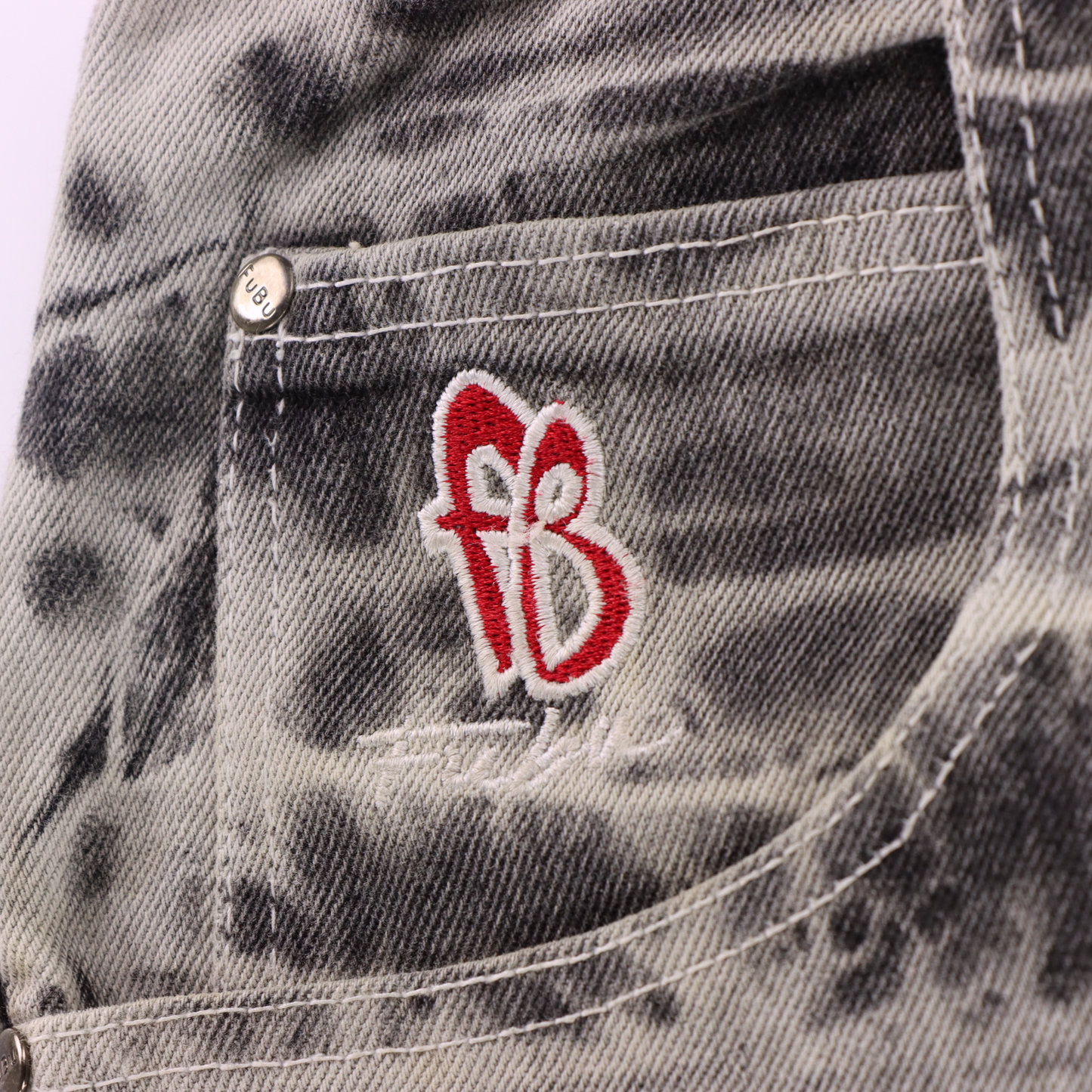 FUBU Embroidered Logo Acid Wash Red & Grey Denim Jeans (34)
