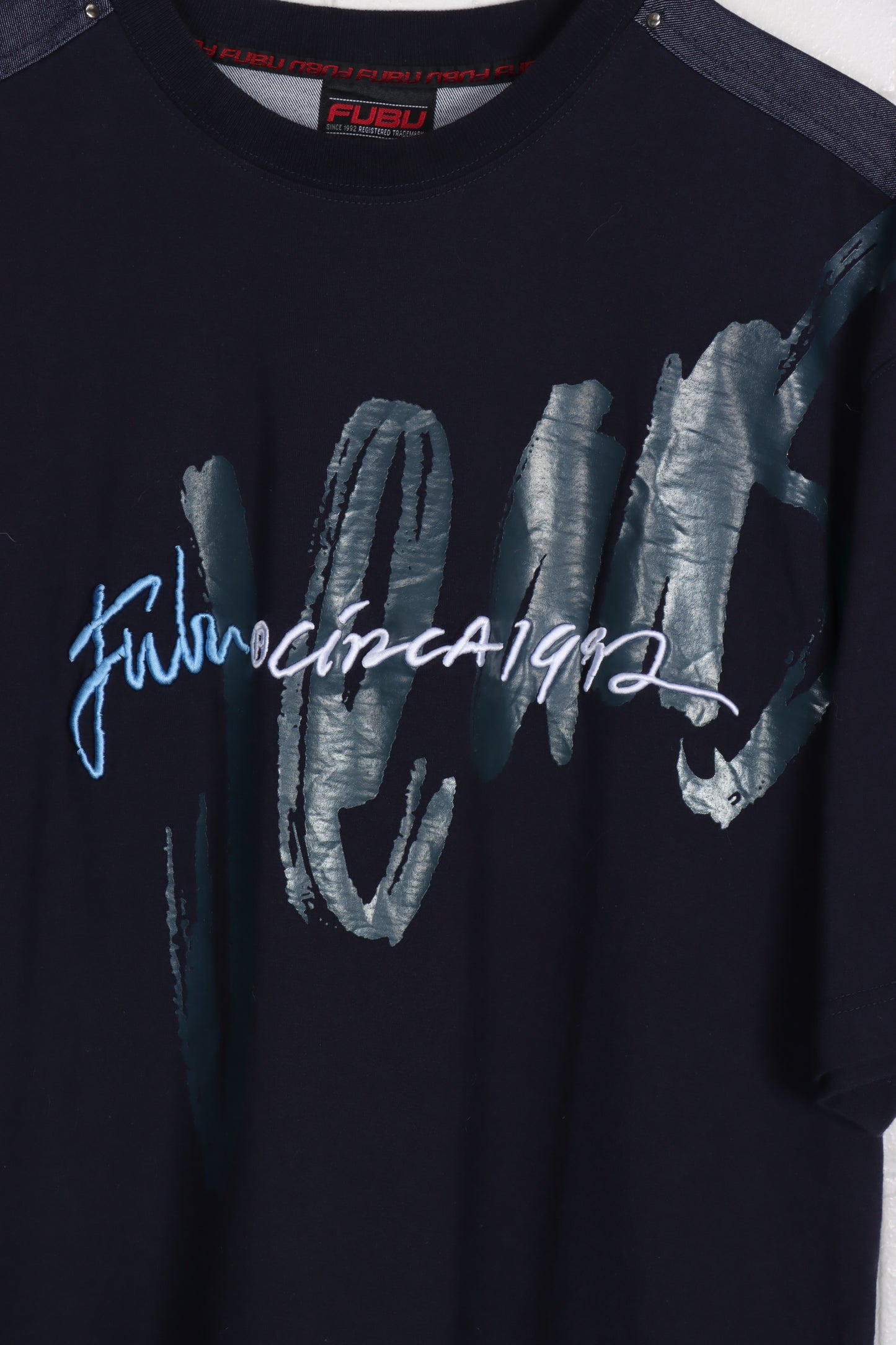 FUBU JEANS Embroidered & Shoulder Detail T-Shirt (XL)