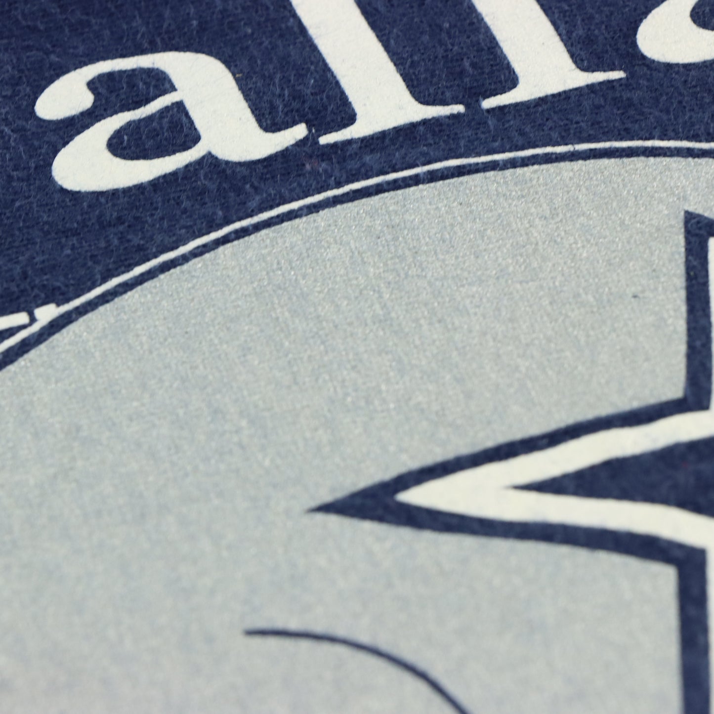 DALLAS COWBOYS Silver Print Helmet NFC Single Stitch Navy Tee (M)