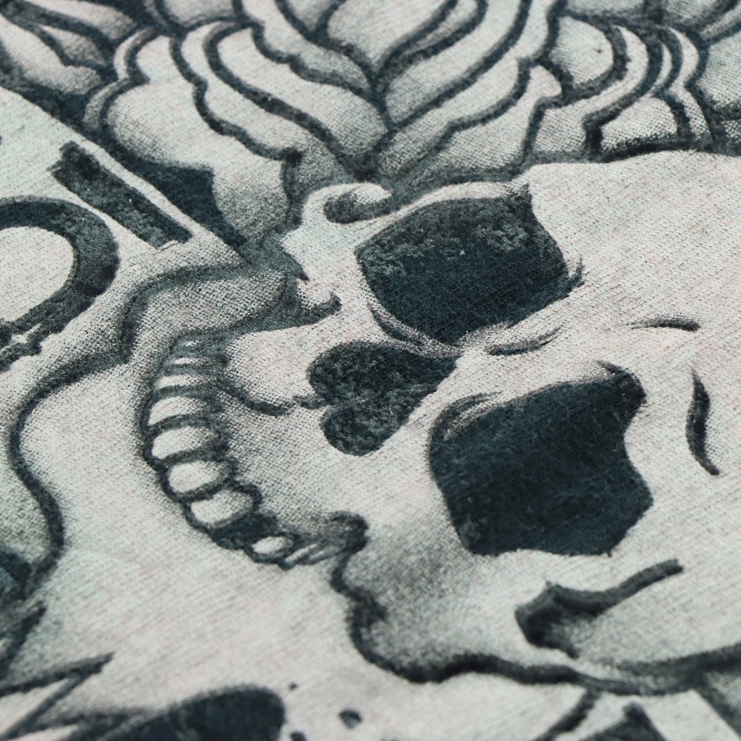 ECKO UNLTD Y2K 'Crush, Destroy' Velour Logo Skull Black & White Tee (XX)