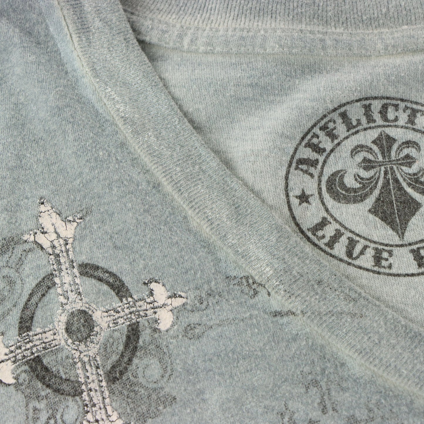 AFFLICTION Pale Blue "Live Fast" Skull & Crossbones Patch V-Neck Tee USA Made (XL) - Vintage Sole Melbourne