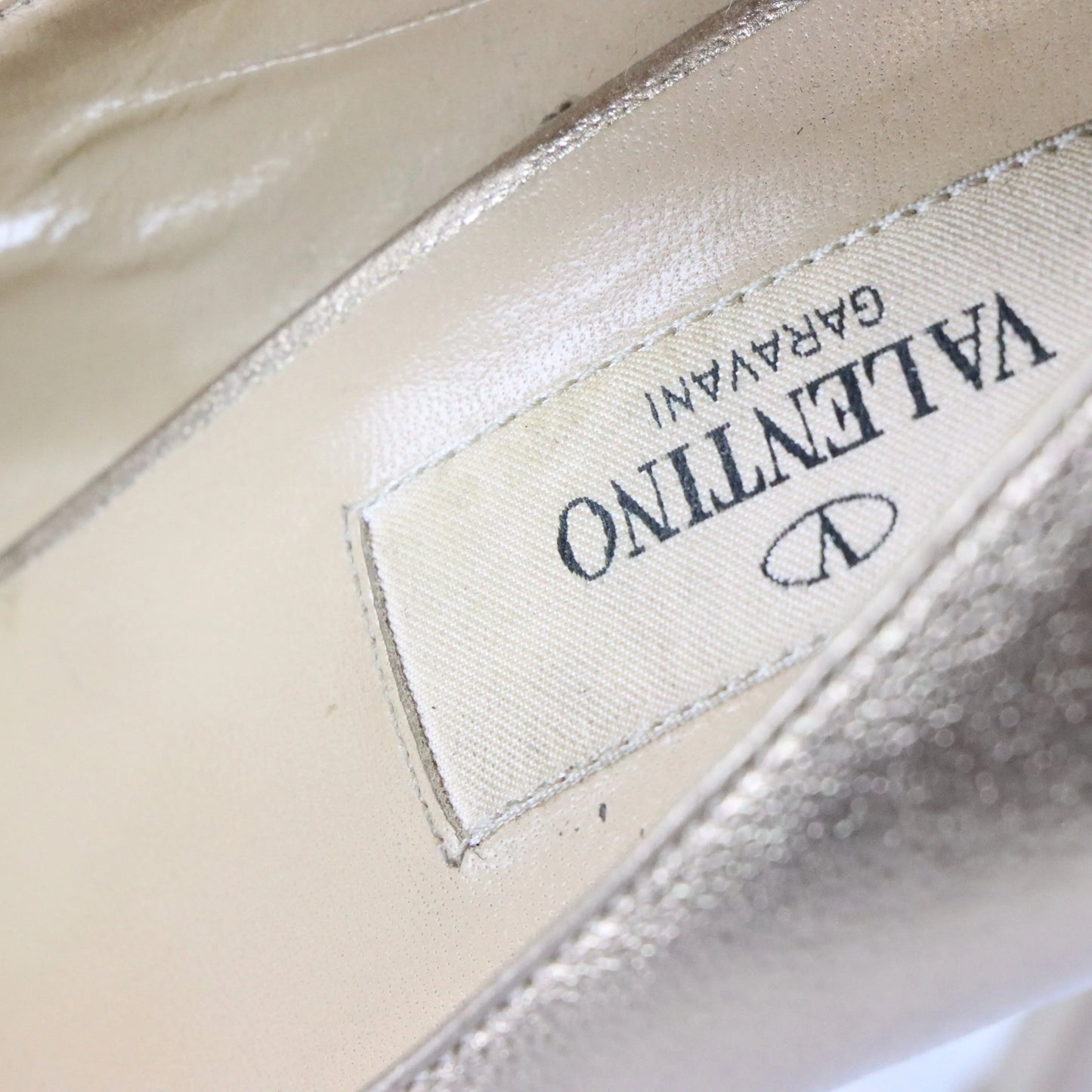 Vintage VALENTINO GARVANI Gold Bow Platform Italy Made High Heels (39)