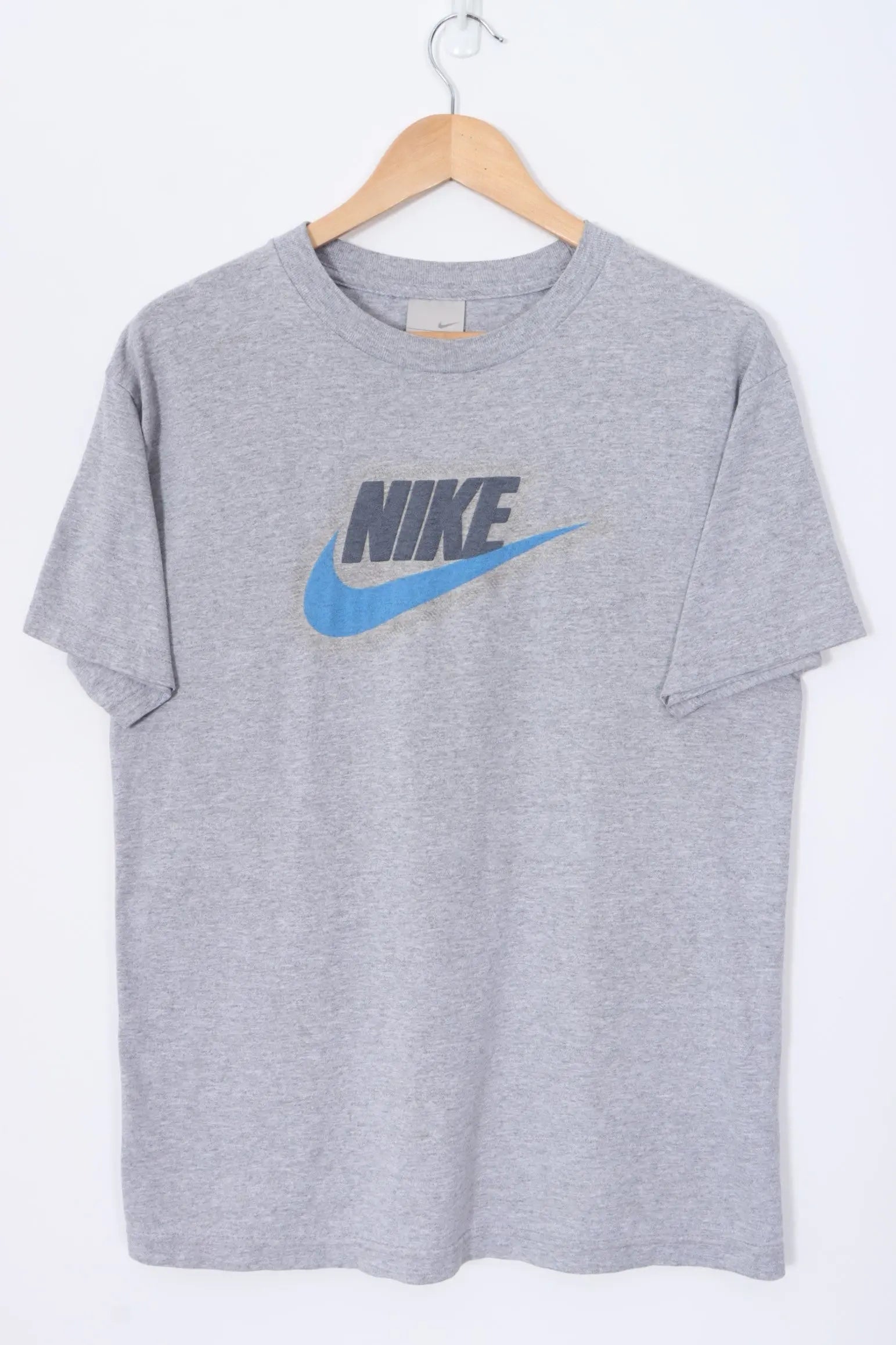 nike t shirt with logo in middle