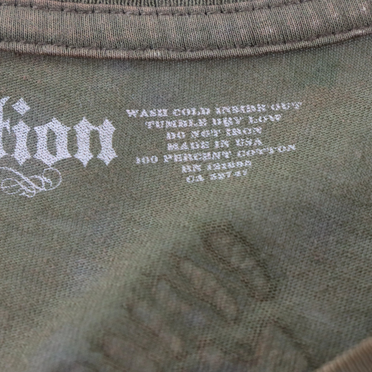 AFFLICTION 'Cut Series' Studded Cross & Wings Patch USA Made Khaki Green V-Neck Y2K Tee (XL TALL)