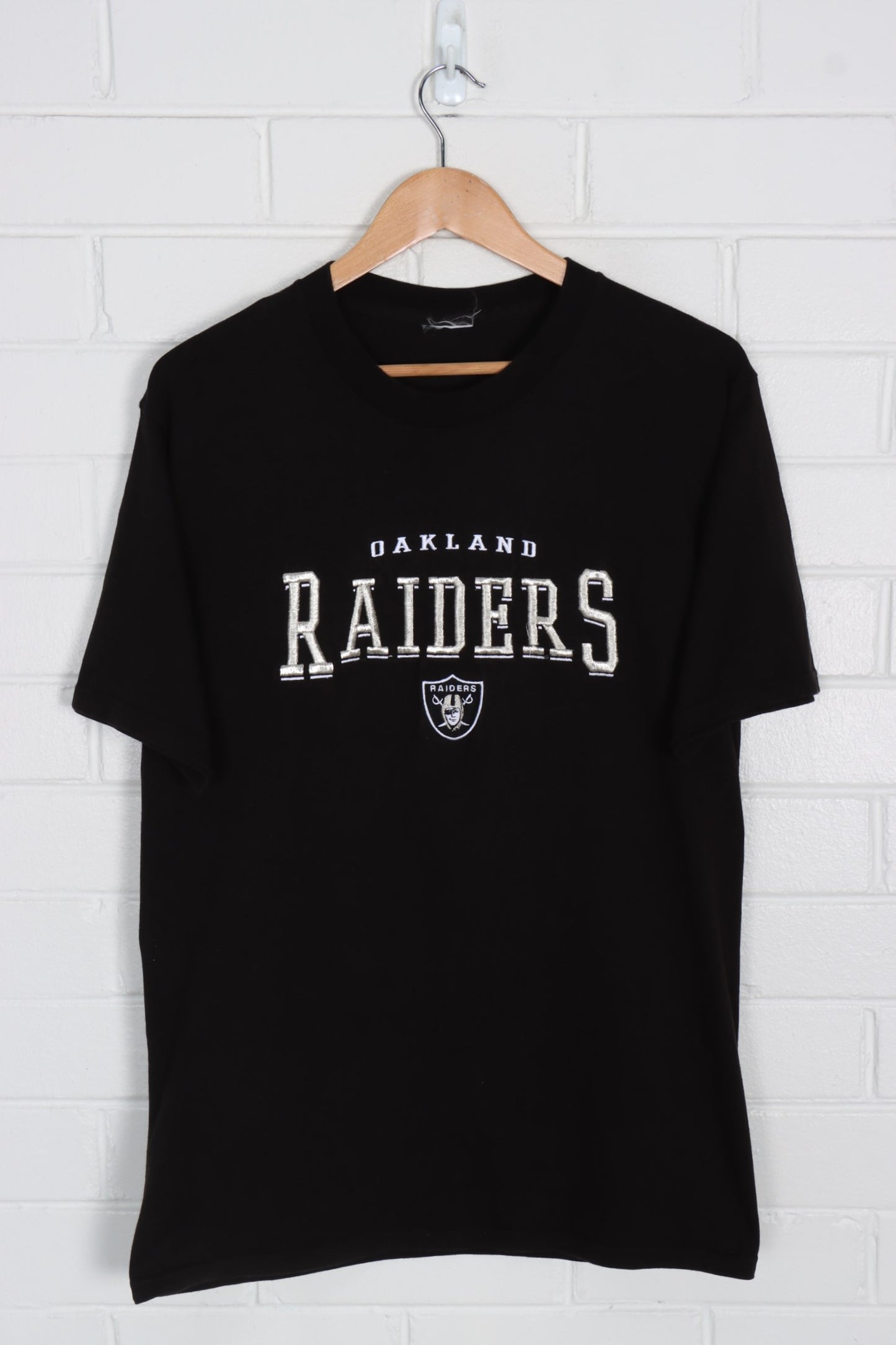 Oakland Raiders Embroidered NFL Metallic Detail Football Tee (M)