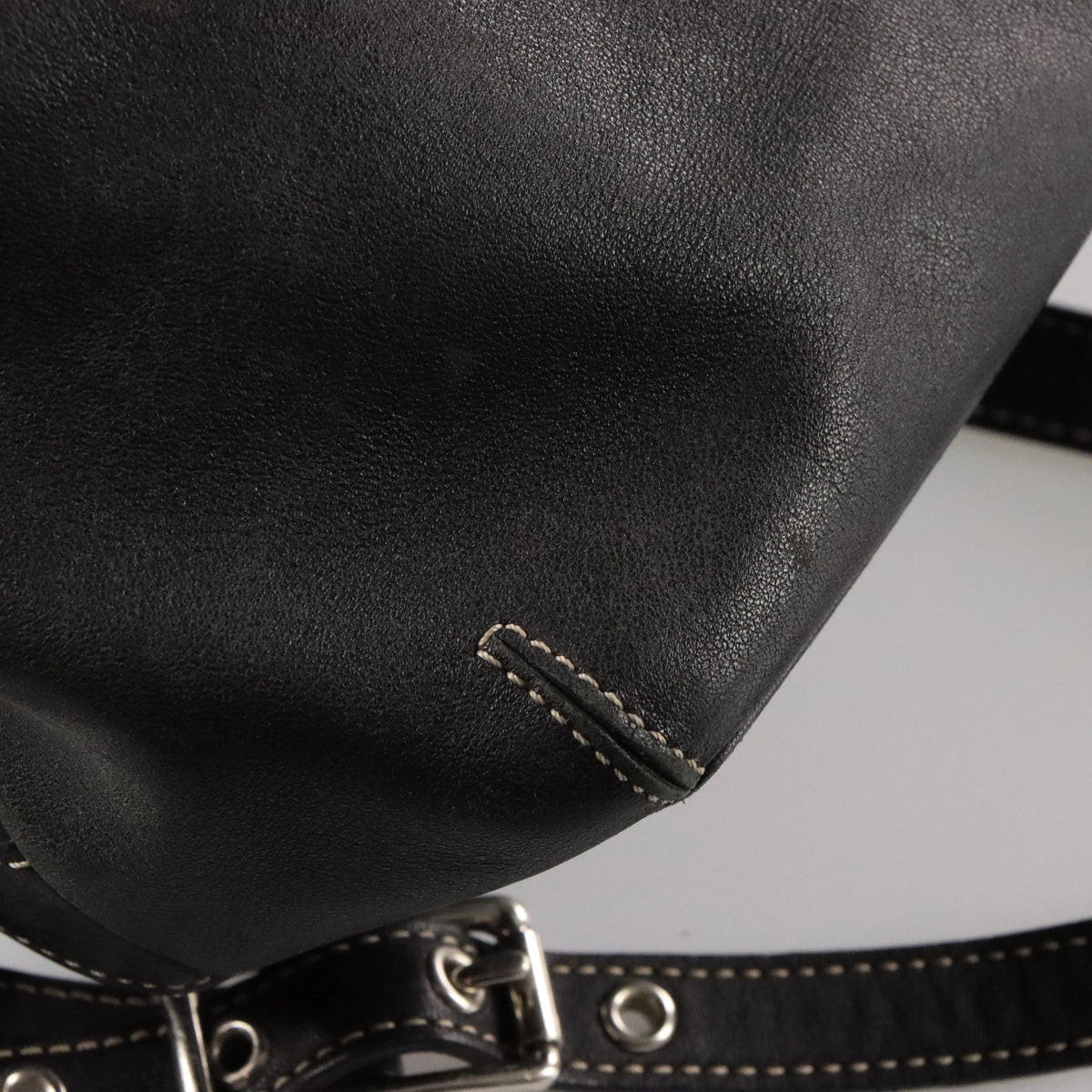 Vintage COACH J0669 Flower Key Chain Charm Black Leather Contrast Stitch Back Pack Bag