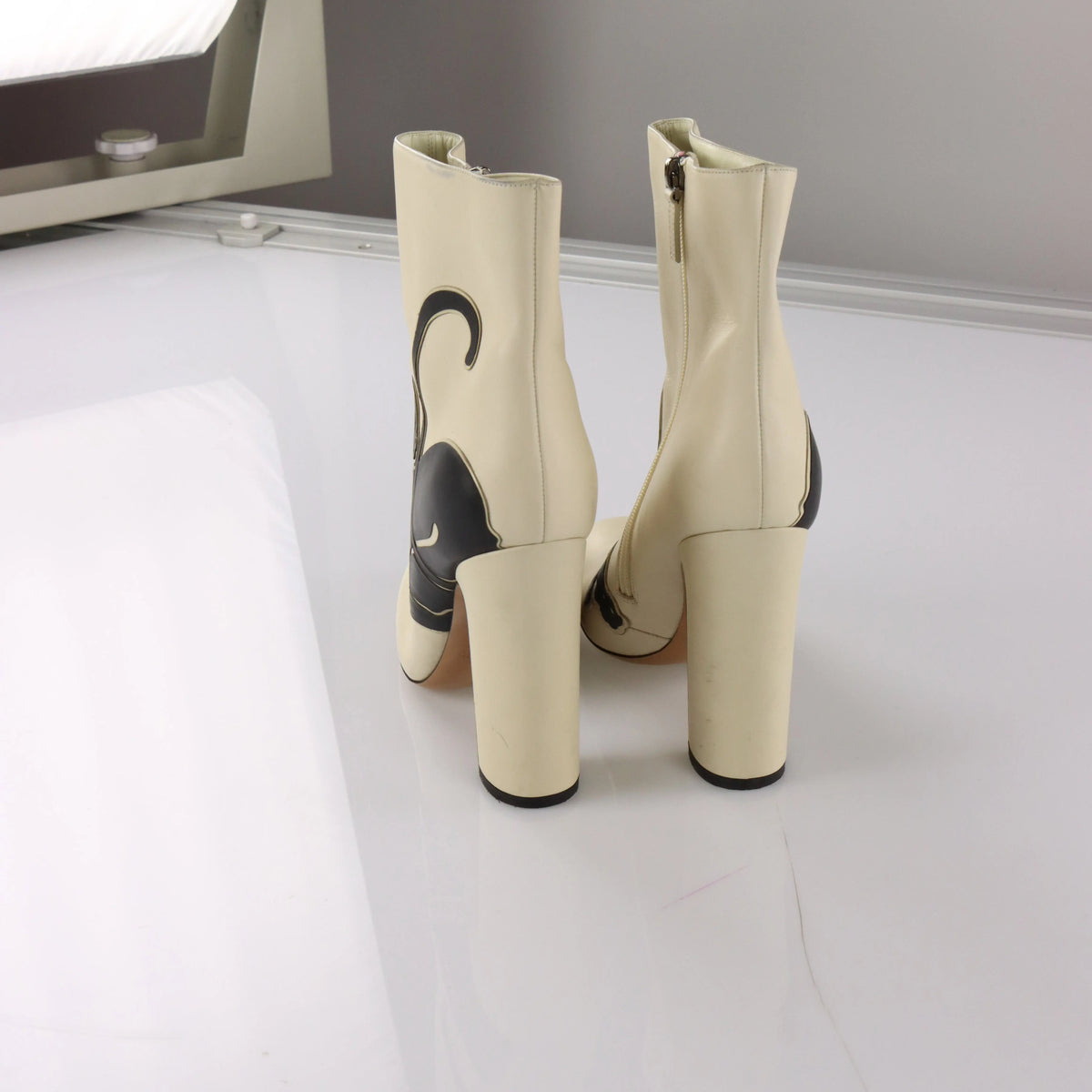 Vintage VALENTINO GARAVANI Cat Cream & Black Italy Made Platform Heel Boots (41)