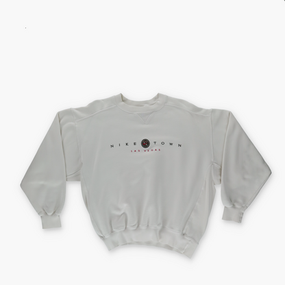 NIKE TOWN Las Vegas 90s Embroidered Spell Out Logo White Crewneck Sweatshirt (S)