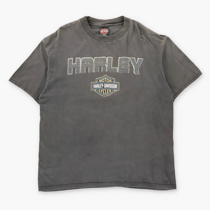 Vintage HARLEY DAVIDSON "Harley" Metal Badge Graphic Doc's Missouri USA Made Motorcycle Tee (XL)