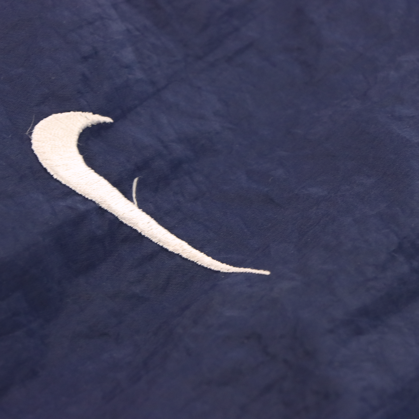 NIKE Embroidered Swoosh Logo Blue & White Windbreaker Sweatshirt (L)
