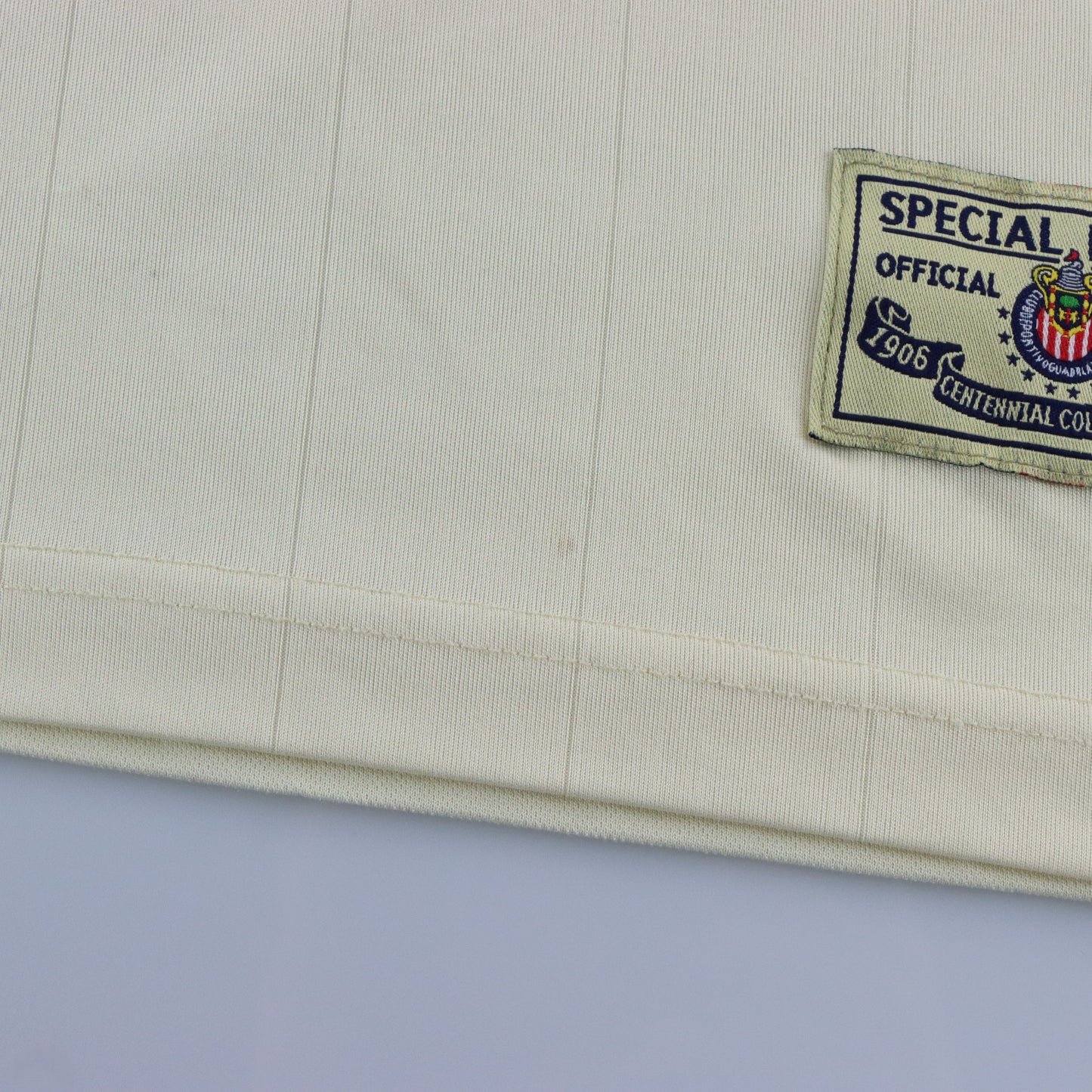 Vintage REEBOK Club Deportivo Guadalajara Special Edition Centennial Off White Jersey (S) Vintage Sole Melbourne