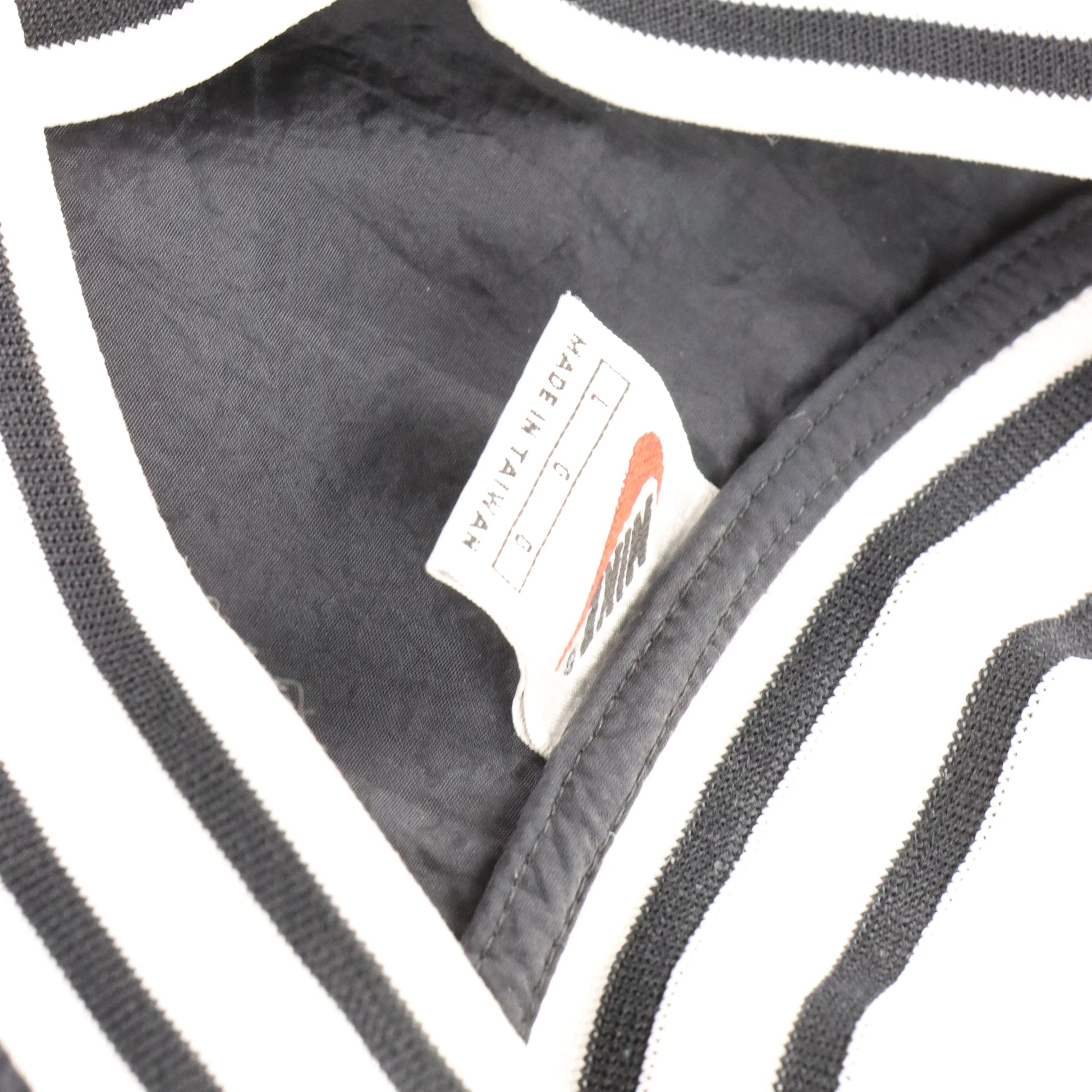 Vintage NIKE Black & White Pull Over (L) *Aubs Vintage Sole Melbourne