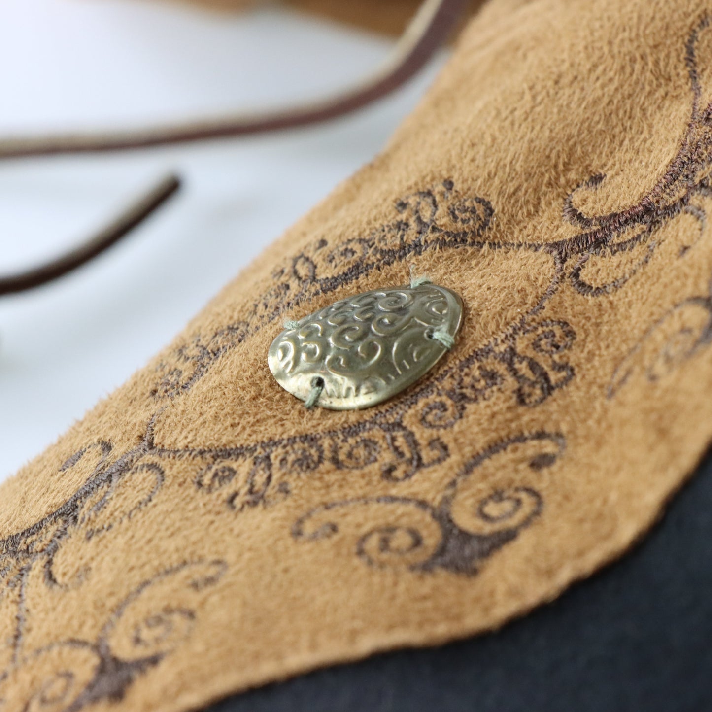 Vintage KANJI JEANS Embroidered Faux Suede & Medallion Detail Full Zip Hoodie Sweatshirt (L) ***COCO Vintage Sole Melbourne