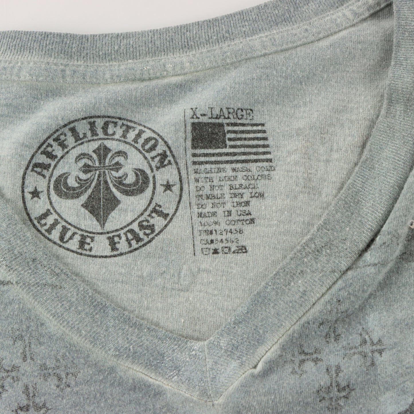 AFFLICTION Pale Blue "Live Fast" Skull & Crossbones Patch V-Neck Tee USA Made (XL)