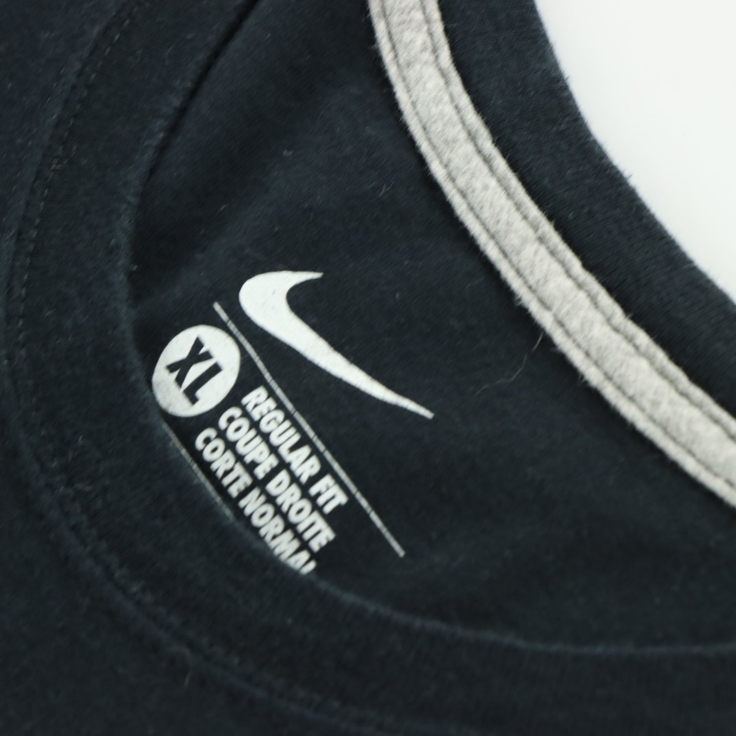 NIKE Spell Out Underlined Logo Black & White T-Shirt (XL)