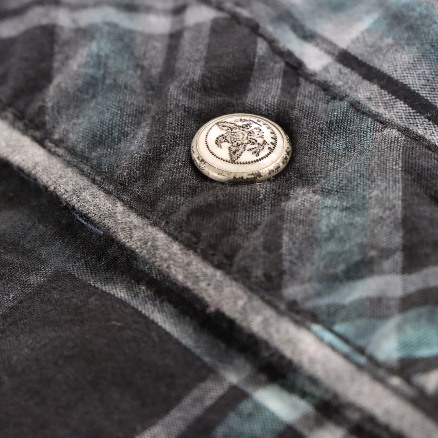 Vintage AFFLICTION x BUCKLE Black & Blue Plaid Y2K Logo Patch Long Sleeve Shirt (M)