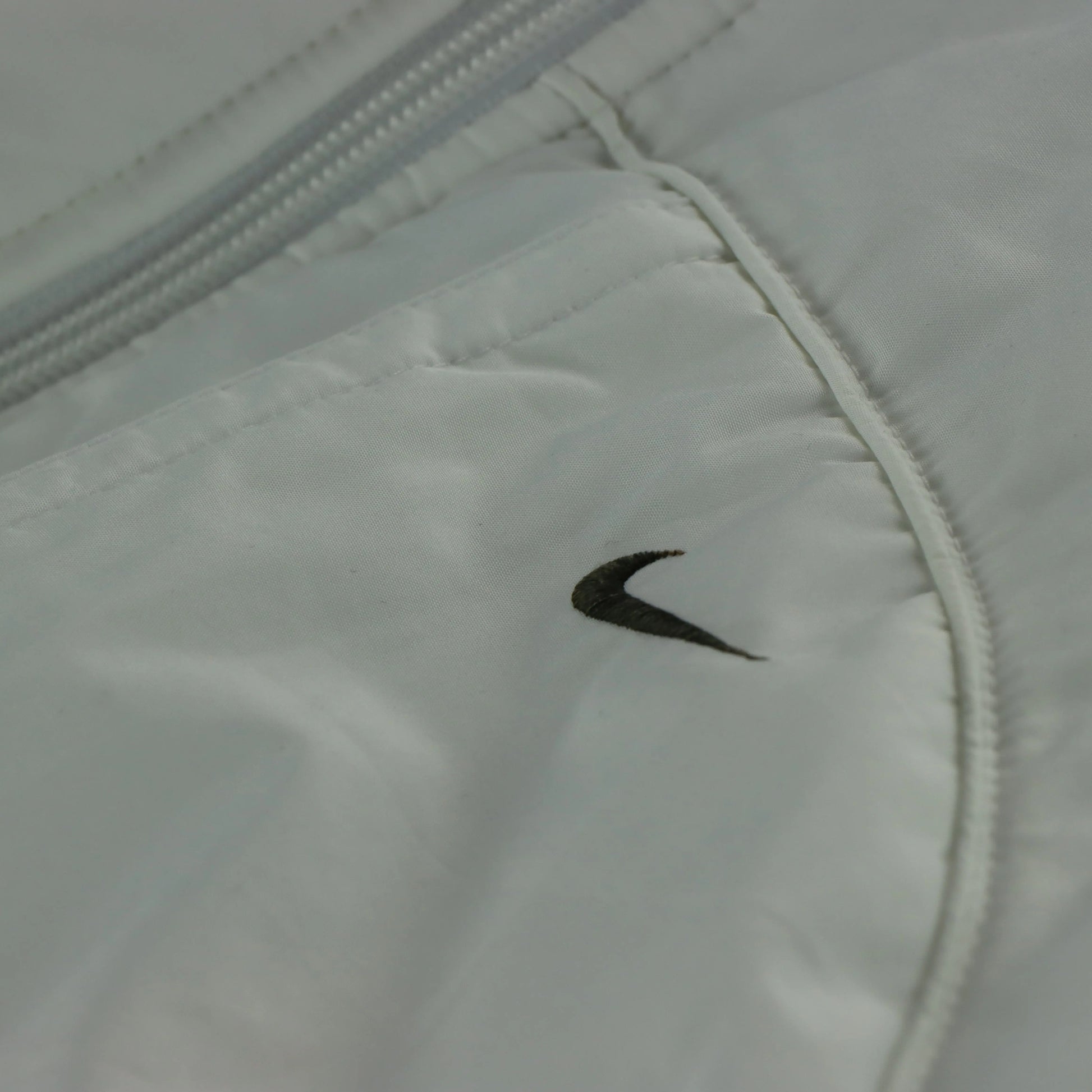 NIKE Embroidered Swoosh Logo White & Black Hooded Puffer Jacket (S) - Vintage Sole Melbourne