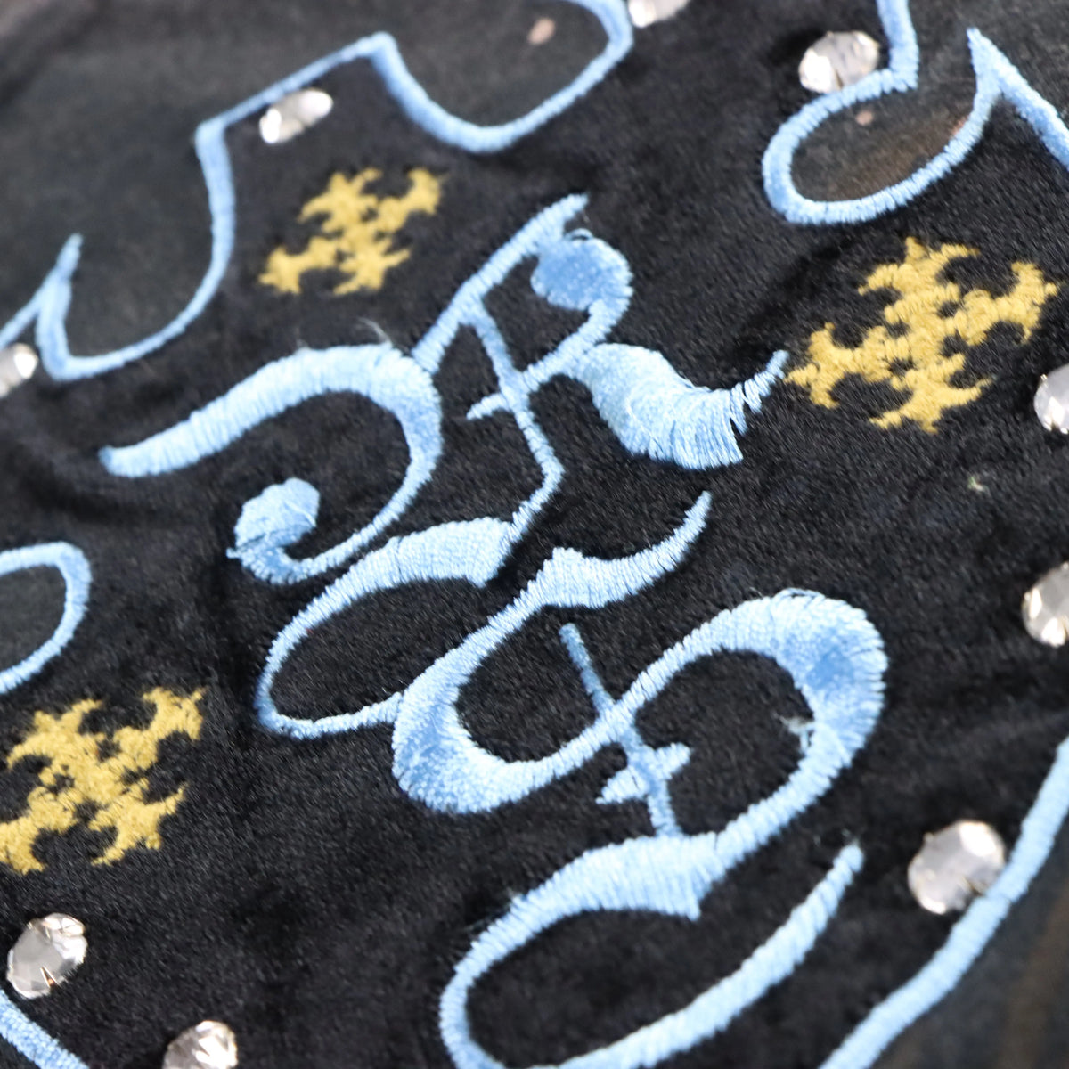 REBEL SPIRIT Vintage Embellished Velour Crest Patch & Embroidered Spell Out Logo Y2K T-Shirt (L)