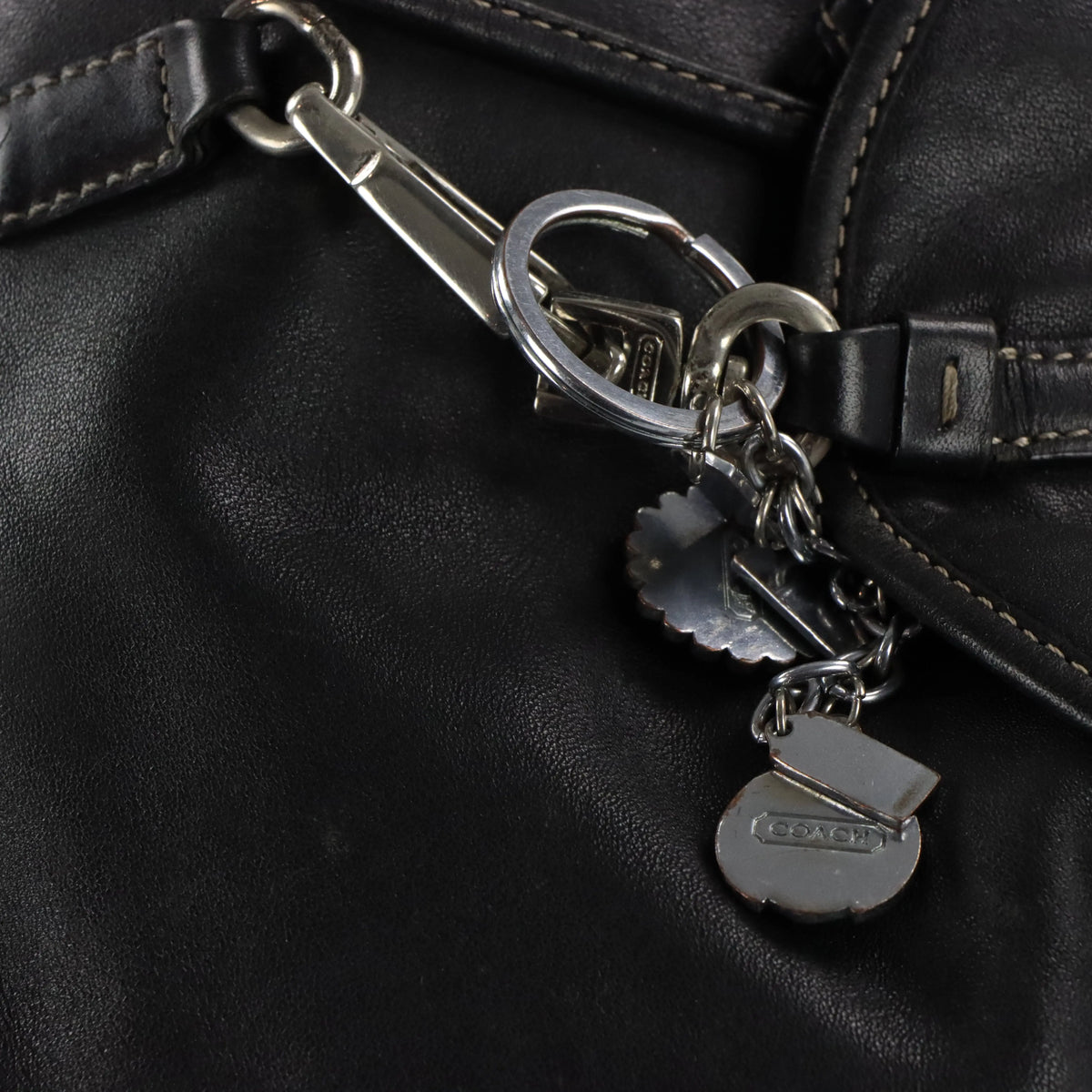 Vintage COACH J0669 Flower Key Chain Charm Black Leather Contrast Stitch Back Pack Bag
