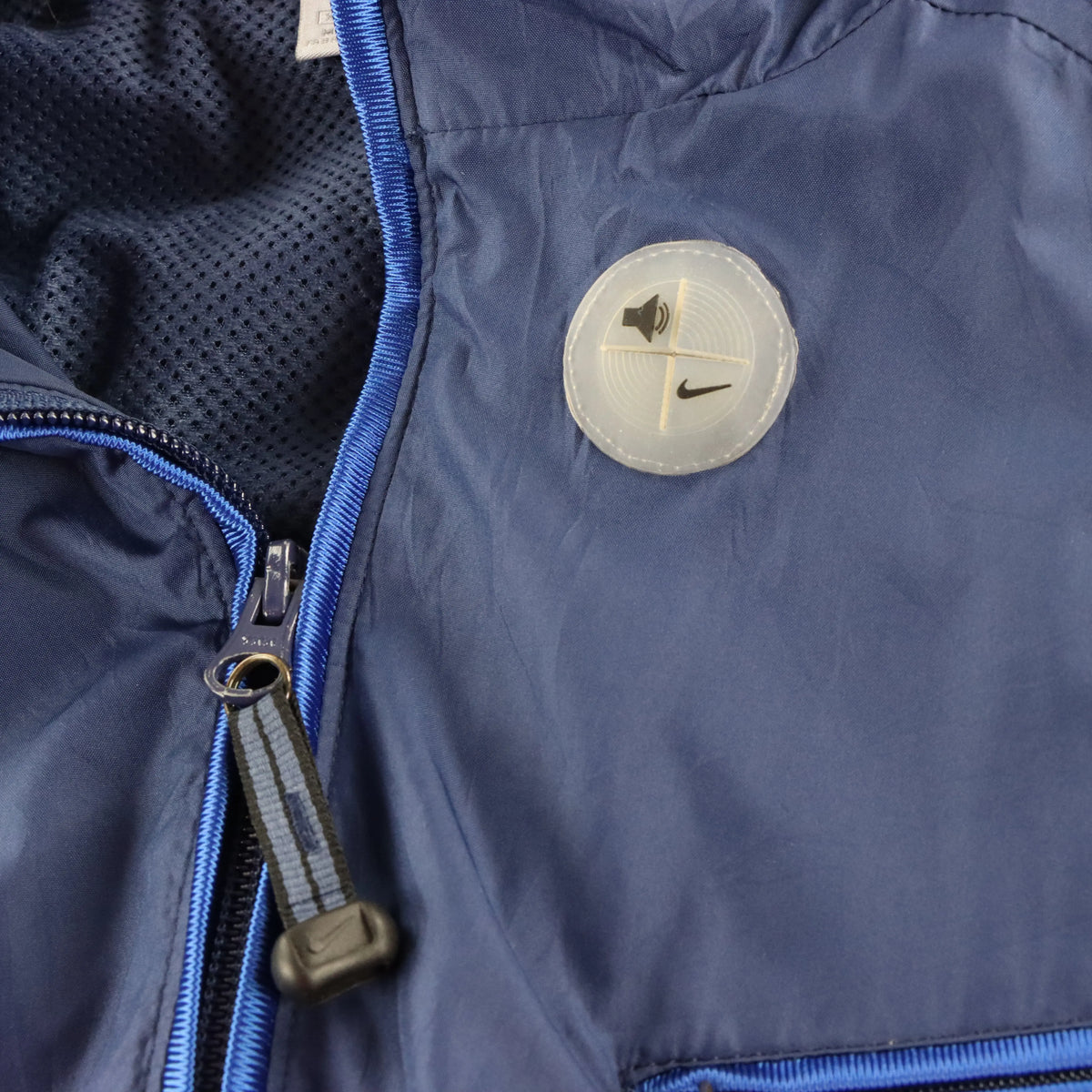 Vintage NIKE Embroidered Swoosh Logo Blue Headphone Cable Port Windbreaker Jacket (L)
