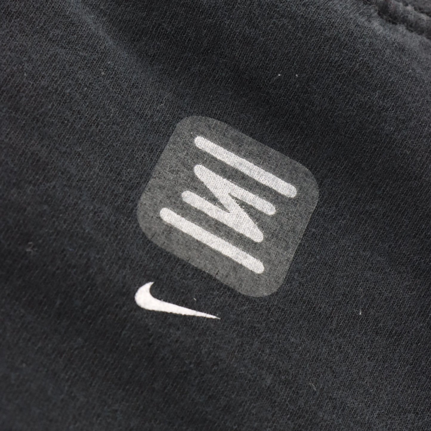 NIKE Vintage Black & Grey Stylised Swoosh Logo Graphic Tee (M)