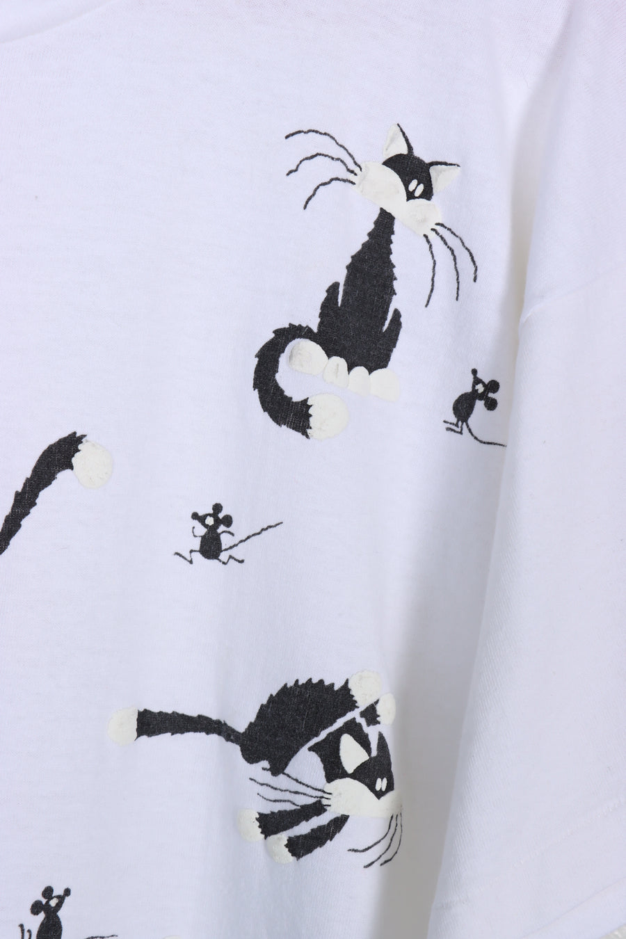 Black & White Tuxedo Cat Chasing Mouse Puff Print Tee USA Made (L)
