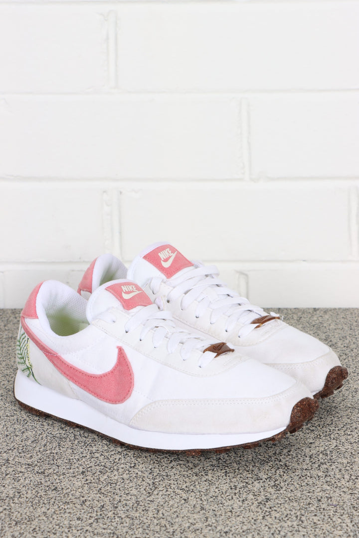 NIKE Daybreak SE 'Catechu' White & Pink Sneakers (8.5)